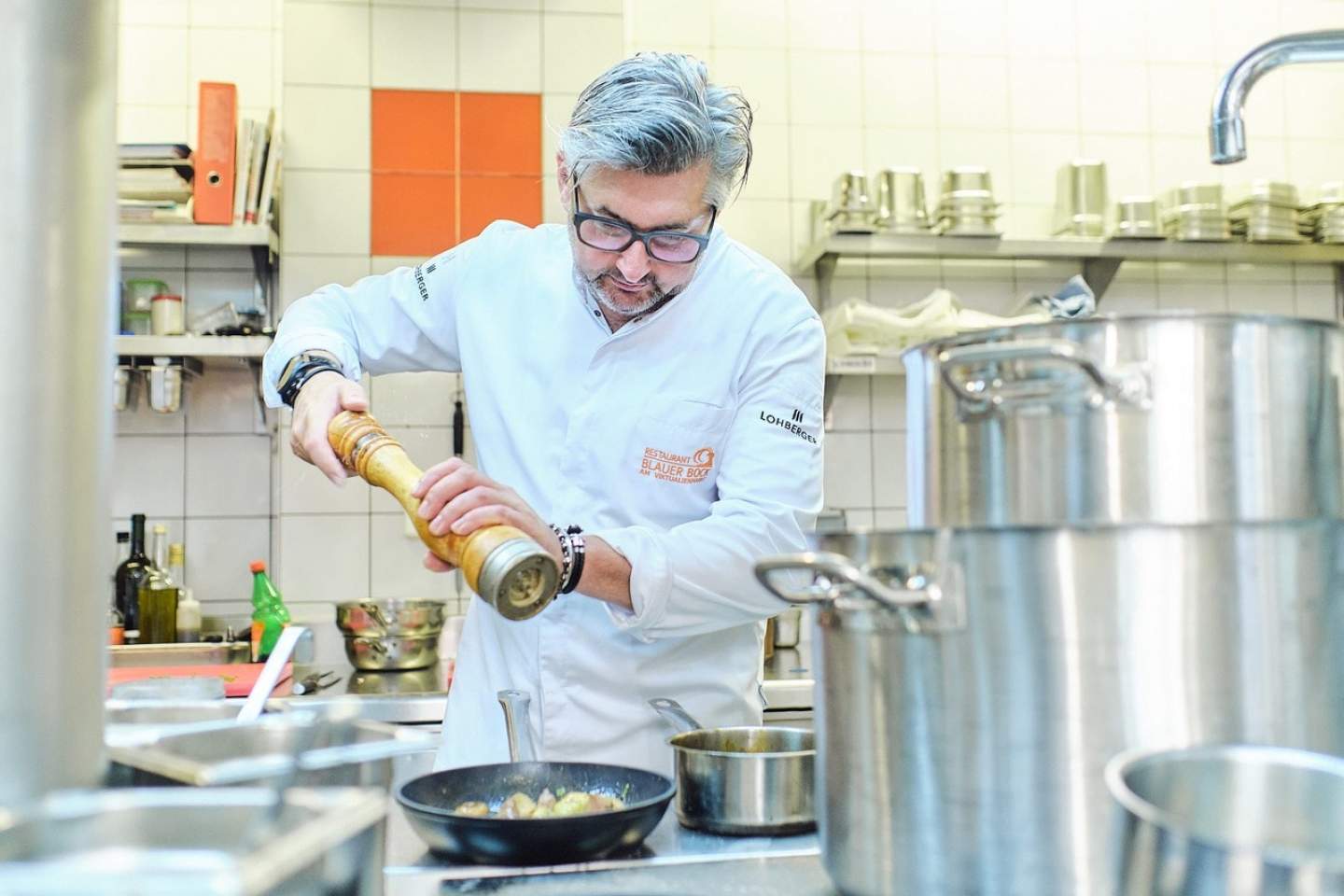 Hans Jörg Bachmeier beim würzen